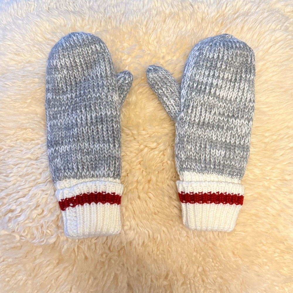 Women’s Winter Mittens in Gray and White